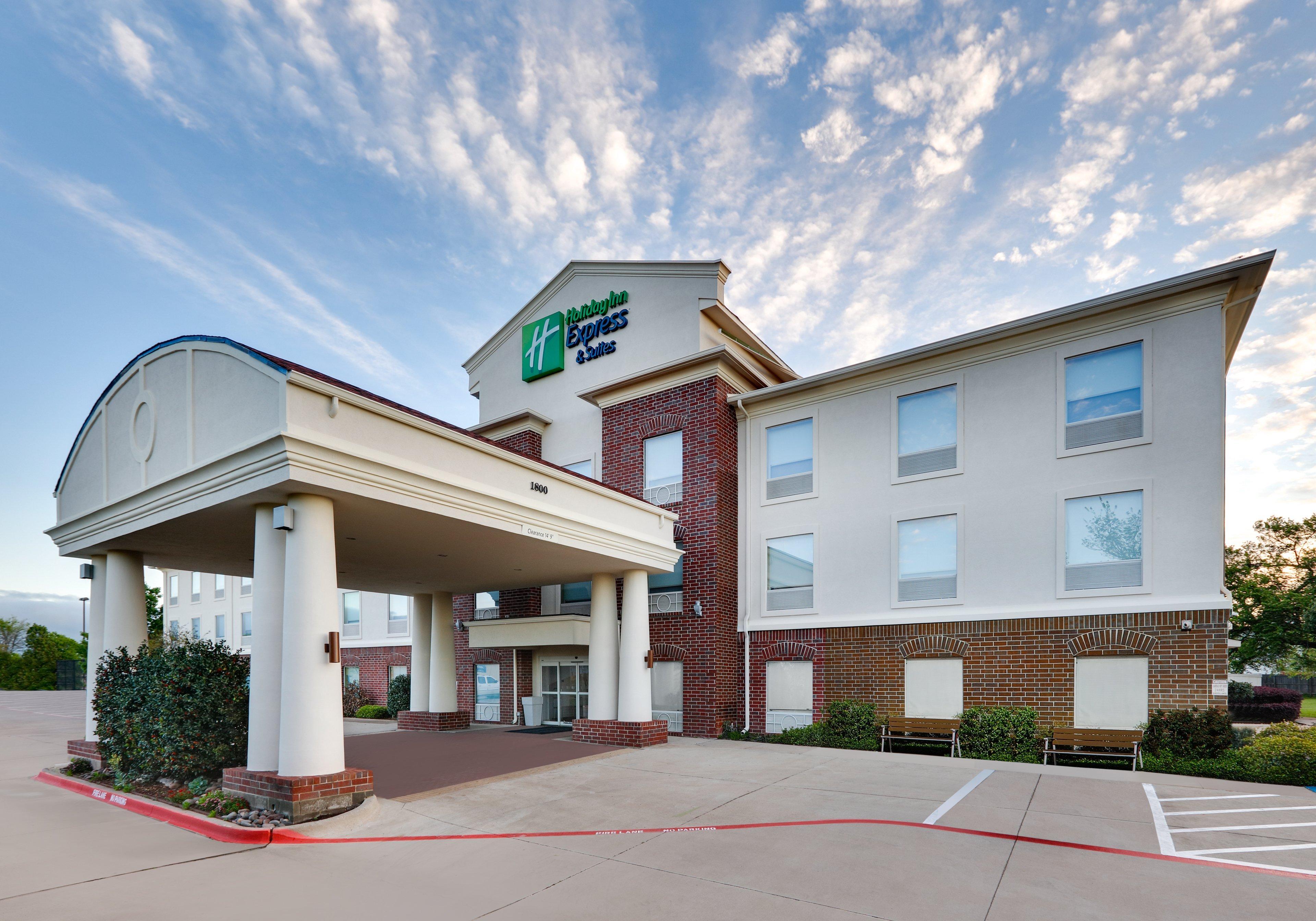 Holiday Inn Express Hotel & Suites Cleburne By Ihg Exterior photo